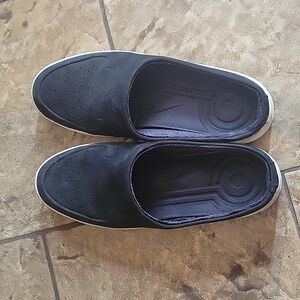 Black nike mules